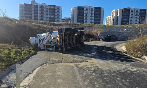 Çerkezköy'de beton mikseri virajı alamayıp yan yattı