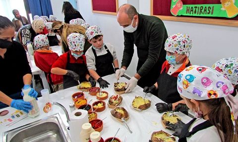 Çeşme Namık Kemal İlkokulu'nda Kumpir Hazırlama Etkinliği