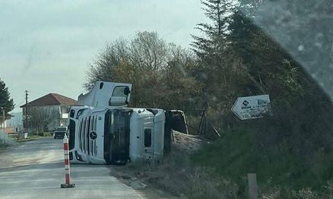 Çömlekçi'de kontrolden çıkan tır devrildi: sürücü hafif yaralandı