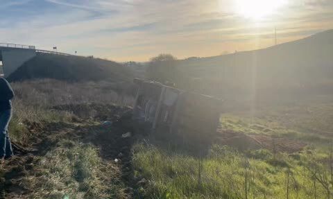 Çorlu'da Bariyerlere Çarpan Kum Yüklü Kamyon Tarlaya Devrildi — Şoför Emniyet Kemeriyle Yaralanmadan Kurtuldu