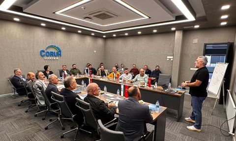 Çoruh EDAŞ ilçe yöneticilerine etkili iletişim ve beden dili eğitimi verdi