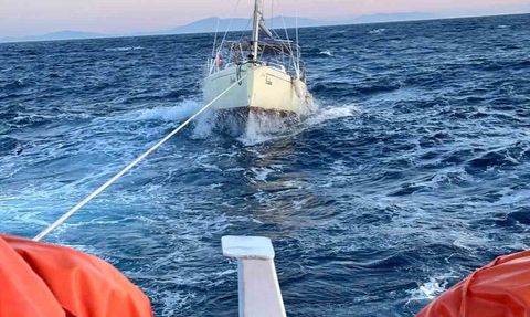 Datça açıklarında sürüklenen 10 metrelik yelkenli KIYEM-6 ile kurtarıldı