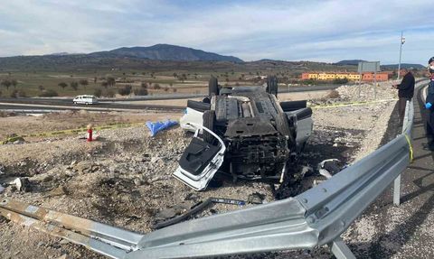 Denizli'de Karşı Şeride Geçen Otomobil Takla Attı: Sürücü Hayatını Kaybetti