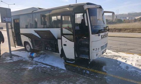 Denizli’de Servis Midibüsü Motorunda Yangın: Sürücü Müdahalesi ve İtfaiye Söndürdü