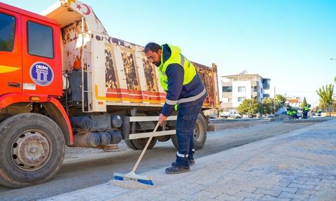 Didim'de yol yenileme çalışmaları tüm hızıyla sürüyor