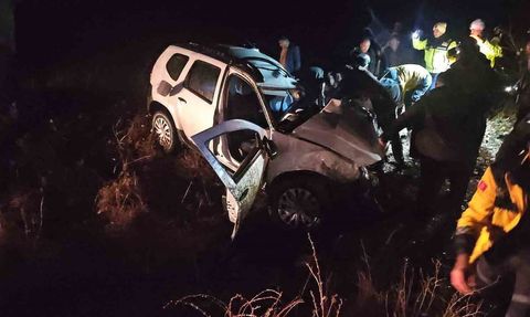 Dinar'da kamyonla çarpışan otomobil şarampole devrildi: Sürücü yaşamını yitirdi