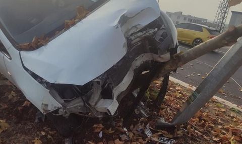 Diyarbakır'da şerit değiştiren araca çarpmamak isteyen sürücü refüjdeki ağaca ve direğe çarptı