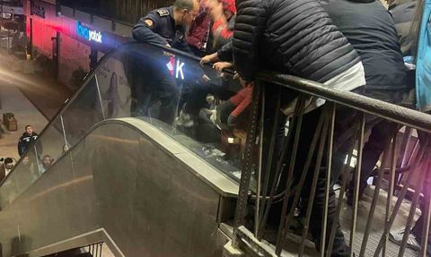 Doğum günü ziyaretinde çocuk yürüyen merdivene sıkıştı