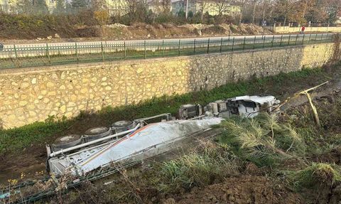 Düzce'de beton mikseri dere yatağına devrildi: Sürücü yaralandı