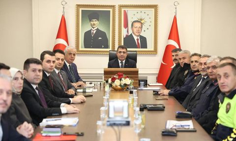 Düzce'de Vali Selçuk Aslan başkanlığında yılbaşı güvenlik tedbirleri toplantısı