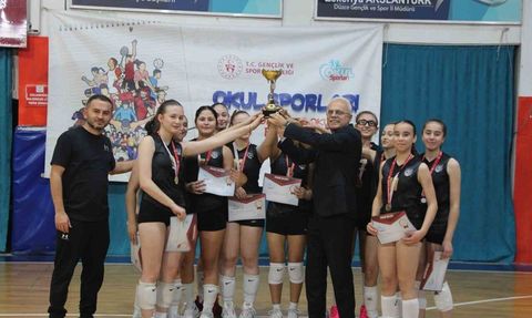Düzce'de Yıldız Kızlar Voleybolunda Hürriyet Ortaokulu şampiyon