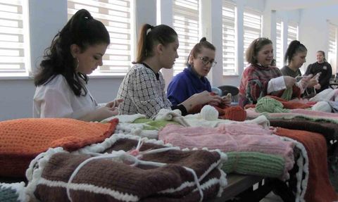 Edirne'de 'El Emeği Gönül Bağı' Projesi: Öğrenciler Örüyor, Veliler Birleştiriyor