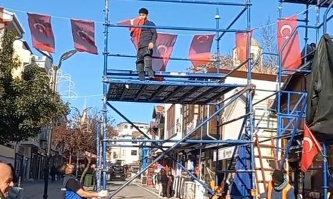 Edirne’de işçinin bayrağa saygısı: Saraçlar Caddesi’nde Türk bayrağını öperek kaldırdı