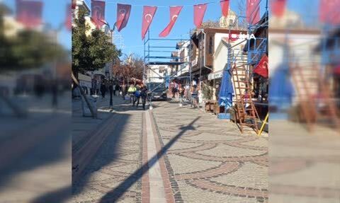 Edirne Saraçlar Caddesi'nde işçiden Türk bayrağına saygı