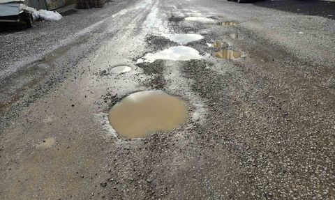 Edremit’te yenilenen sanayi yolunda bir buçuk ayda çukurlar oluştu