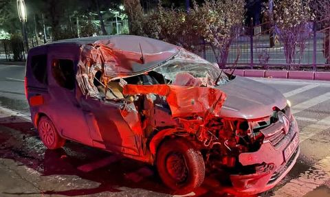 Elazığ'da hafif ticari araç belediye temizlik aracına çarptı: 1 kişi yaralandı