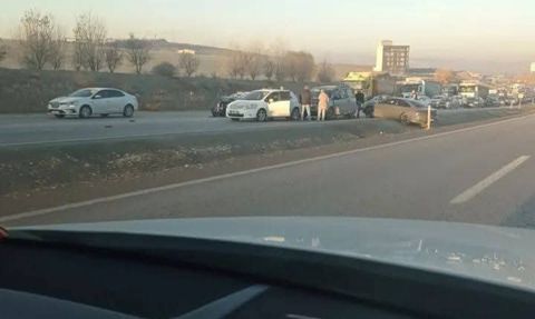 Elmadağ'da 5 araçlı zincirleme kaza: 4 kişi yaralandı