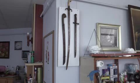 Emekli öğretmenin evinde tarih fışkırıyor: II. Mahmut’un masası ve Çanakkale eserleri