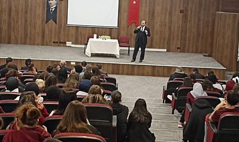 Emet’te liselilere 'Hz. Peygamber ve Şahsiyet İnşası' konferansı