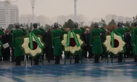 Erdoğan Aşkabat'ta Tarafsızlık Anıtı'na Çelenk Koydu