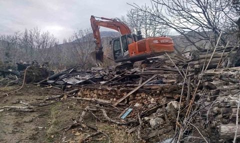 Ermenek’te sobadan çıkan yangınla tek katlı ev kullanılamaz hale geldi