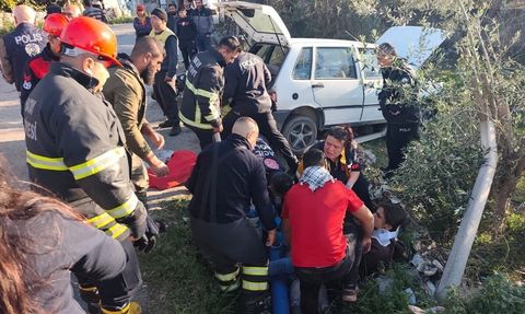 Erzin'de trafik kazası: Bahçeye uçan otomobilde 3 yaralı
