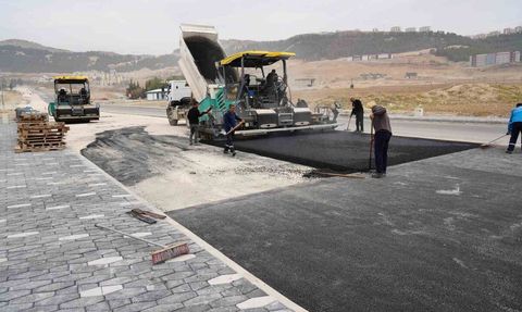 Esentepe Caddesi'nde okullar bölgesinde asfalt çalışmaları hızlandı