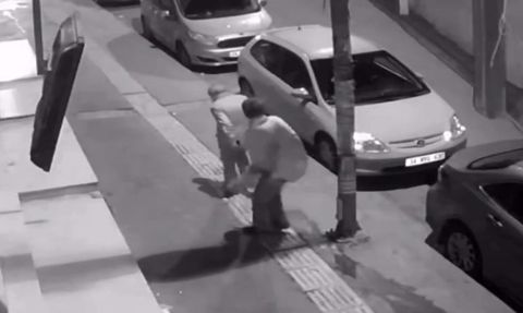 Esenyurt’ta alkollü kadın yaşlı adama şiddet uyguladı: anlar kamerada