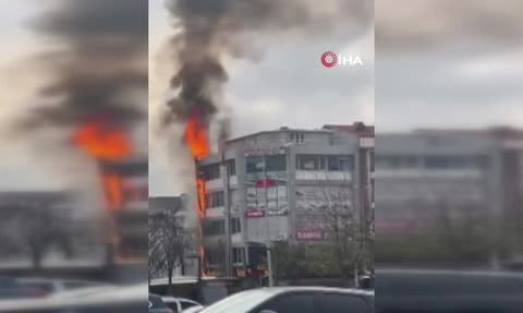 Esenyurt'ta restoran bacası yangını binanın dış cephesine sıçradı