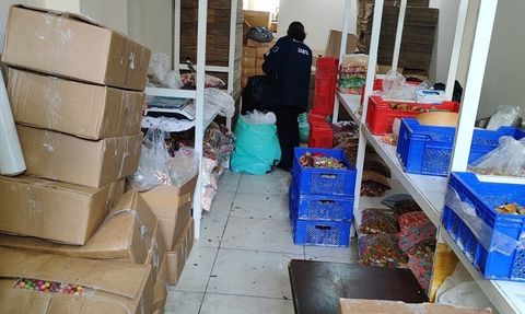 Esenyurt'ta ruhsatsız şekerleme atölyesine baskın: 9 ton 400 kg ürün imha edildi