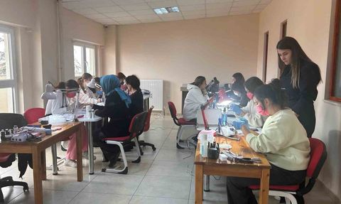 Eskişehir’de kamuya ait ilk protez tırnak atölyesi açıldı