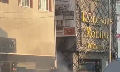 Eyüpsultan'da Audi A3'te motor yangını, sahibi tüple söndürdü