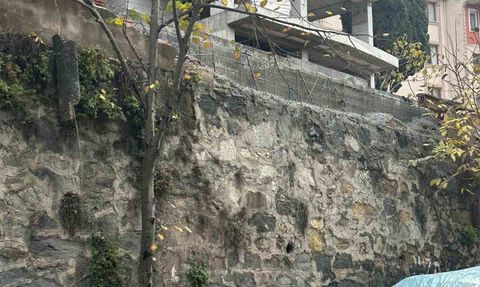 Eyüpsultan'da beton pompası çalıştırılınca istinat duvarı parçası park halindeki araca düştü