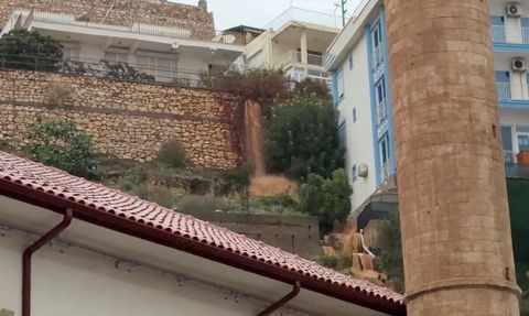 Finike'de fırtına: Demirli tekne kıyıya sürüklendi, deniz kahverengiye döndü