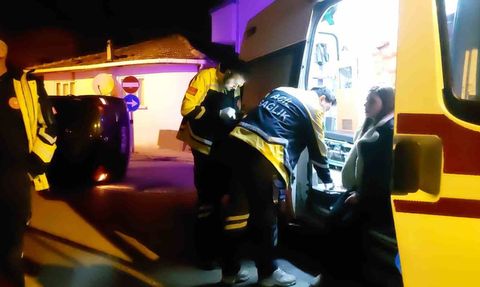 Gaz pedalı takılı kalan otomobil beton çite çarparak yan yattı