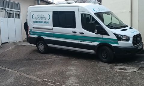 Gaziantep'te bariyere çarpan otomobil alev aldı, sürücü yaşamını yitirdi