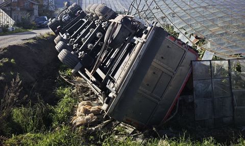 Gazipaşa'da kamyon devrildi: sürücü yaralandı