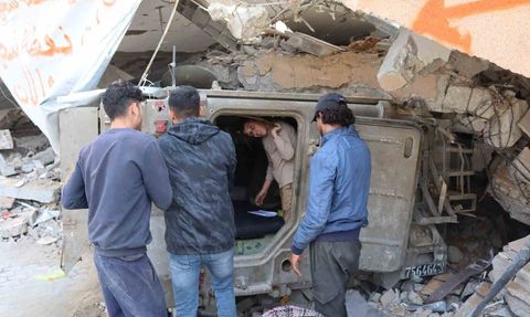 Gazze'de Yahya Hajij, terk edilmiş zırhlıyı güneş enerjili şarj istasyonuna dönüştürdü