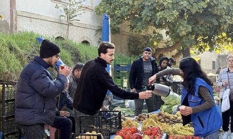 Genç gönüllülerden Salı pazarı esnafına sıcak çay ikramı