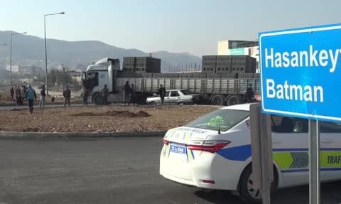 Gercüş'te tırla otomobil çarpıştı; otomobil dorsenin altında kaldı