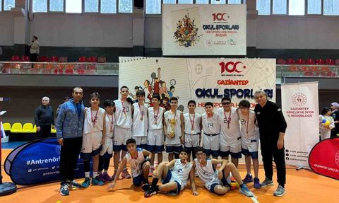 GKV Özel Ortaokulu Yıldız Erkekler Basketbol Takımı namağlup şampiyon