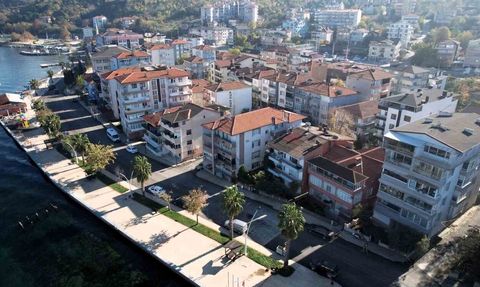 Gölcük Halıdere Sahil Caddesi'nde üstyapı yenileme çalışması