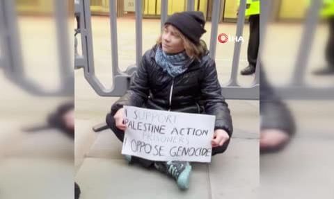 Greta Thunberg, Londra’da Filistin Eylemi destek pankartı nedeniyle gözaltına alındı