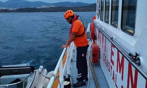 Gümbet açıklarında su alan 9 metrelik tekne Kıyı Emniyet tarafından kurtarıldı