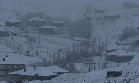 Hakkari'de 43 yerleşim yerinin yolu kar nedeniyle ulaşıma kapandı