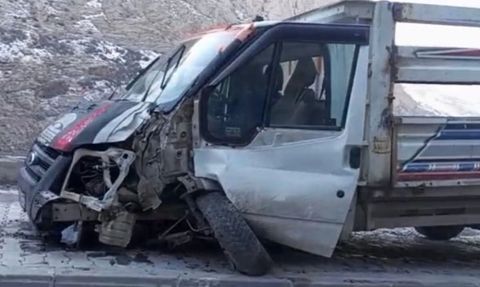 Hakkari'de kamyonet aydınlatma direğine çarptı: 1 yaralı
