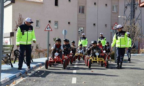 Hakkari'de Miniklere Trafik Bilinci: Trafik Parkurunda Uygulamalı Eğitim