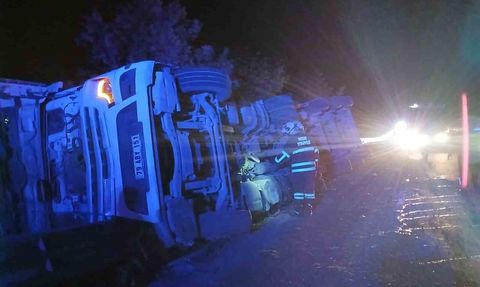Hassa'da tır devrildi: Sürücü itfaiye tarafından kurtarıldı