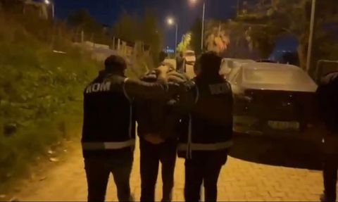 Hatay'da 40 yıl hapis cezasıyla aranan şüpheli gardıroptan çıkarıldı