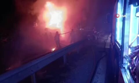Hatay'da devrilen tır alev aldı: 2 kişi hayatını kaybetti, anguslar otobana dağıldı